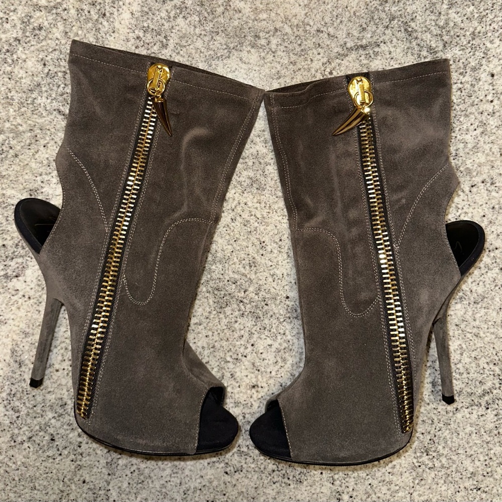Giuseppe Zanotti Alien Gray Suede Peep-Toe  Booties with Gold Zipper size 41 - Picture 9 of 13